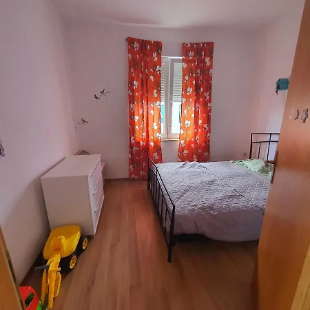 Lord Tobi Apartment *