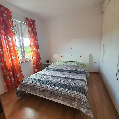 Lord Tobi Apartment Banjole